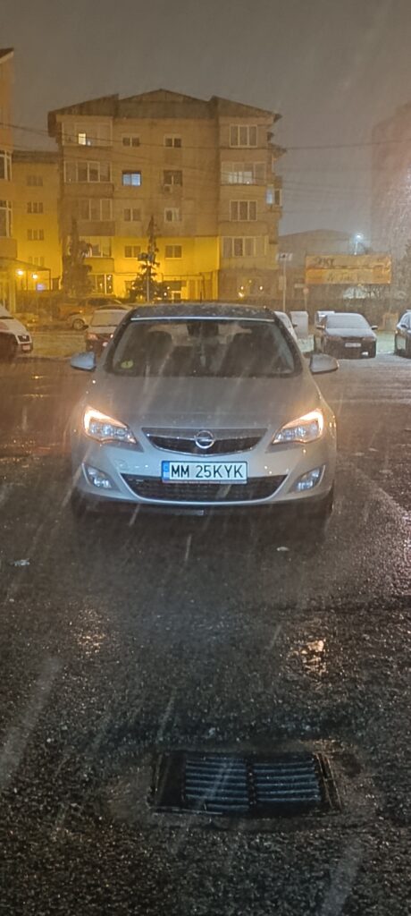vând Opel Astra j 2011