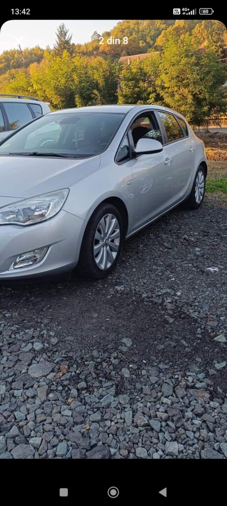 vând Opel Astra j 2011