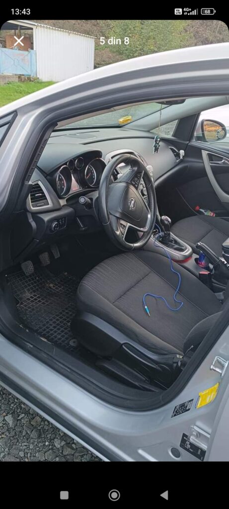 vând Opel Astra j 2011