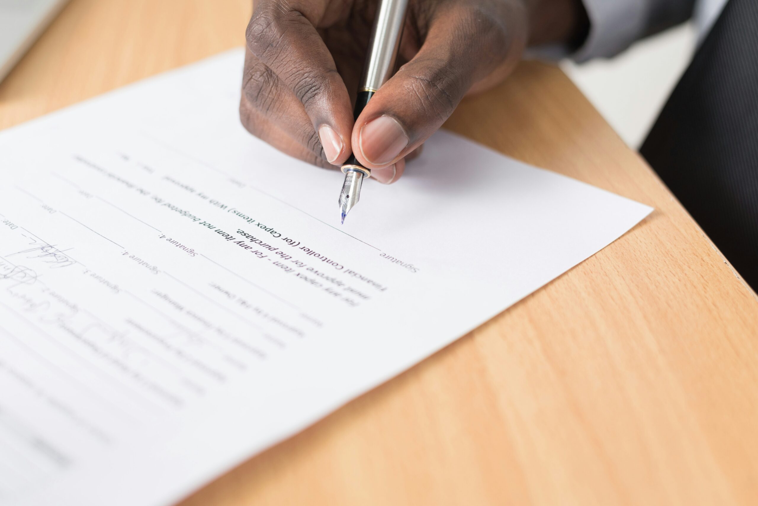 Model contract vânzare-cumpărare auto 2025 (Word sau PDF)