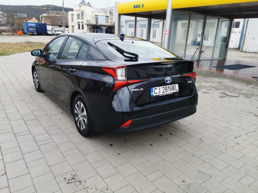 Vand toyota prius din anul 2019 motor de 1.8 litri benzina hibrid 122 cai