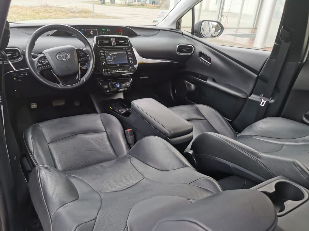 Vand toyota prius din anul 2019 motor de 1.8 litri benzina hibrid 122 cai