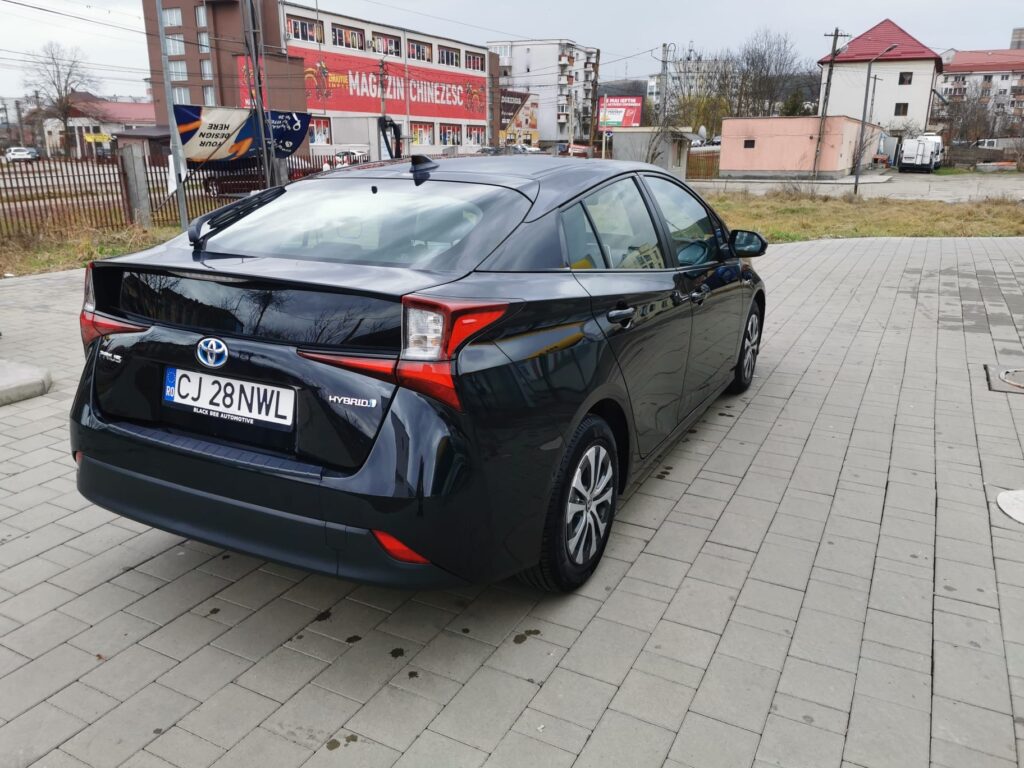 Vand toyota prius din anul 2019 motor de 1.8 litri benzina hibrid 122 cai