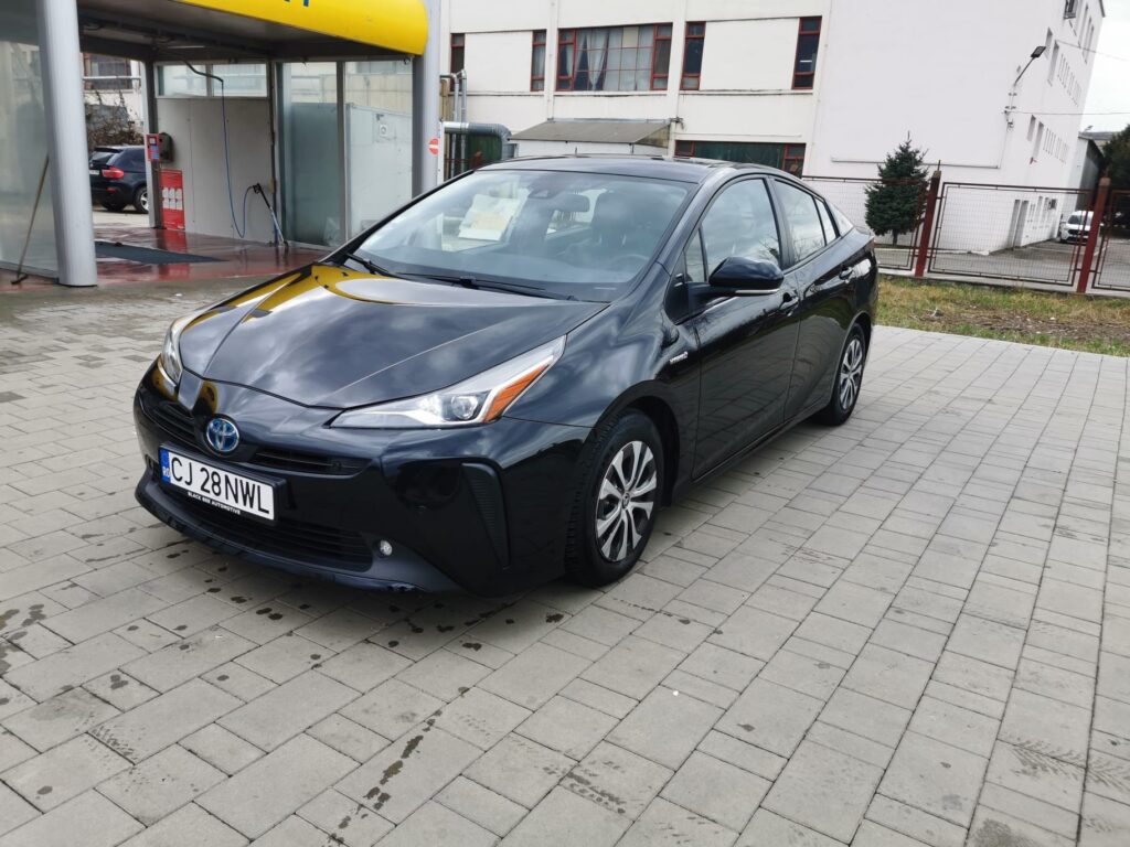 Vand toyota prius din anul 2019 motor de 1.8 litri benzina hibrid 122 cai