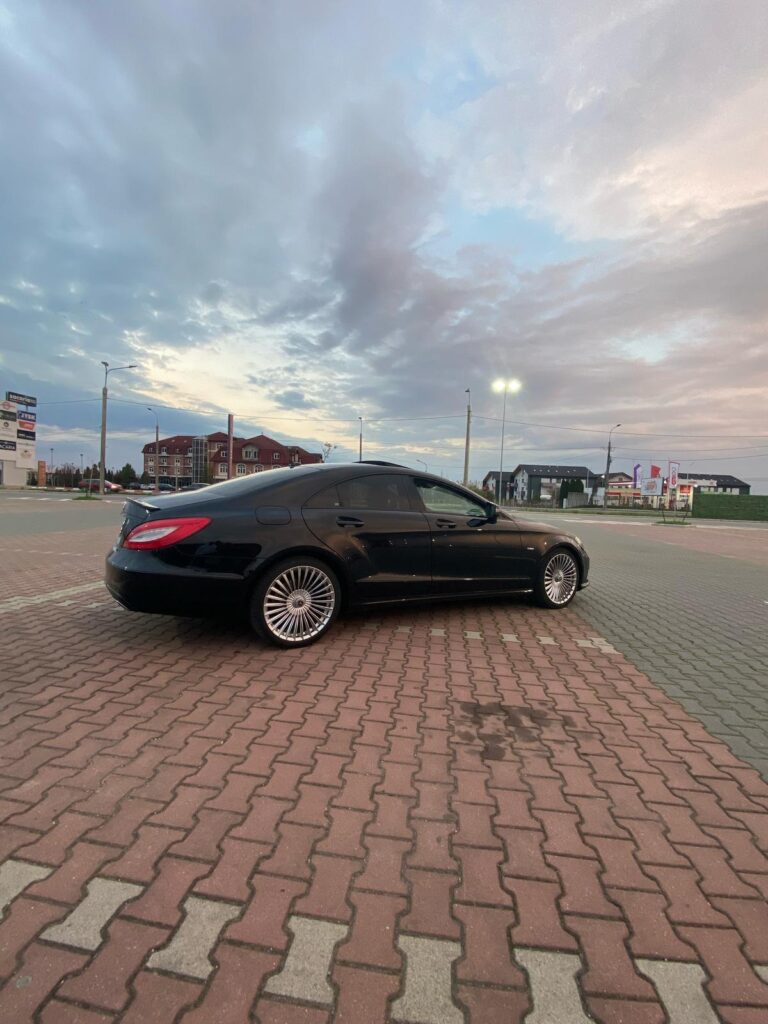 Vând Mercedes CLS