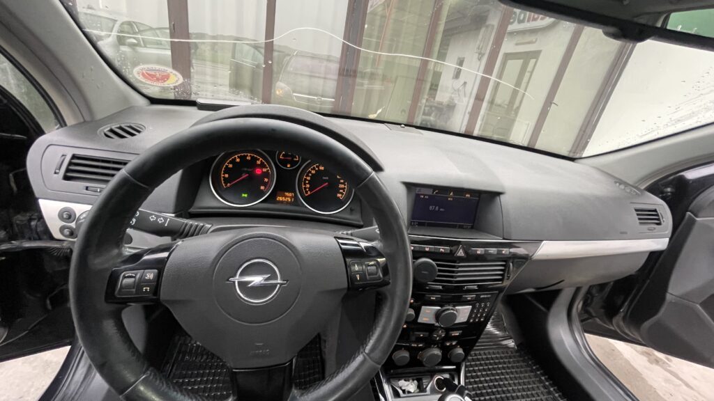 Vand Opel astra H usor avariat
